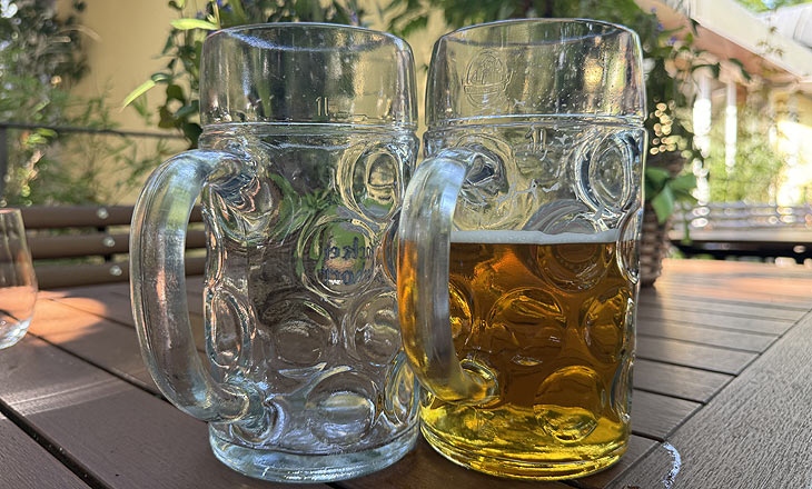 Nach und nach werden die Biergläser durch leicht höhere (re.) ersetzt, bei denen der Eichstrich für den Liter etwas tiefer vom obrigen Rand her gesehen liegen, so das bei einem vollen Liter nun mehr Platz für Schaum oberhalb des Bieres im Glas bleibt (©Foto: Martin Schmitz)